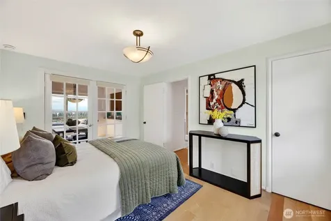 8261 Northrop Place SW Seattle WA 98136