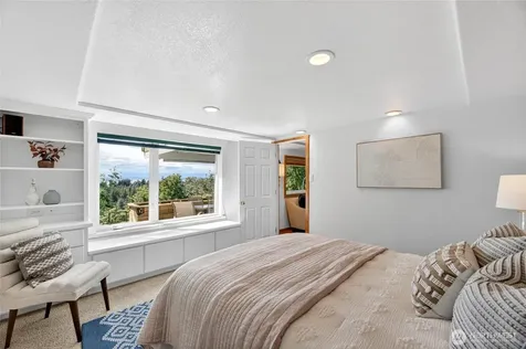 8261 Northrop Place SW Seattle WA 98136