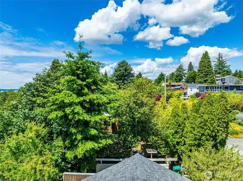 8261 Northrop Place SW Seattle WA 98136