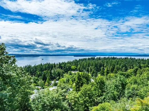8261 Northrop Place SW Seattle WA 98136