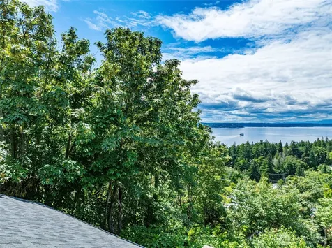 8261 Northrop Place SW Seattle WA 98136