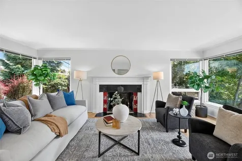 8261 Northrop Place SW Seattle WA 98136