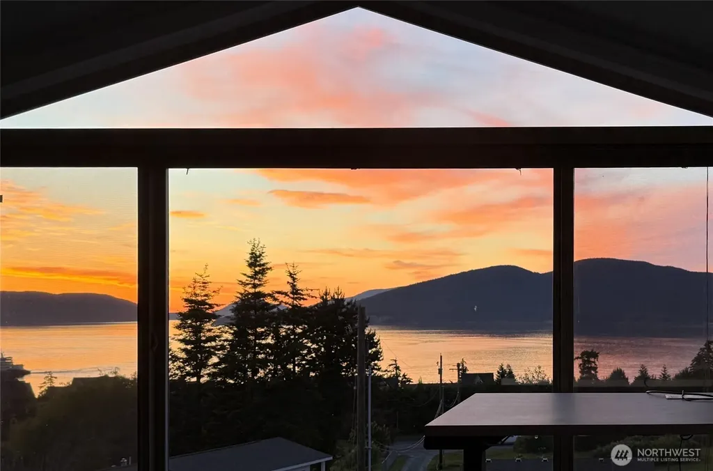 4211 Glasgow Way Anacortes WA 98221
