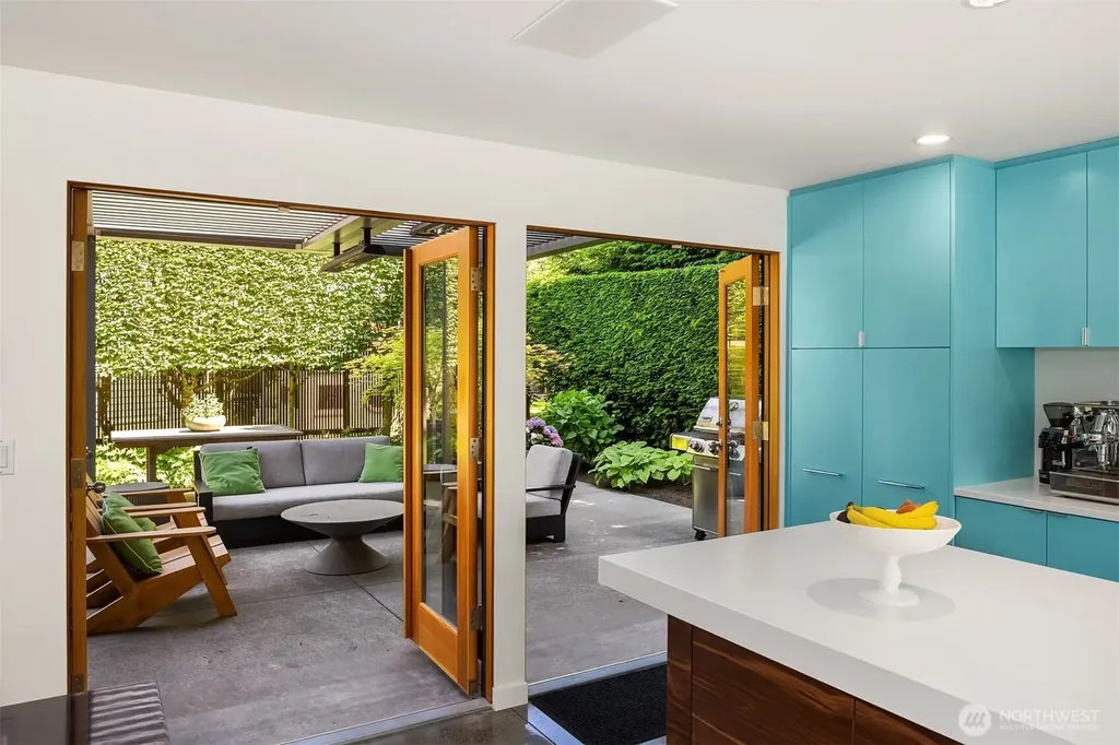 8052 Ridge Drive NE Seattle WA 98115