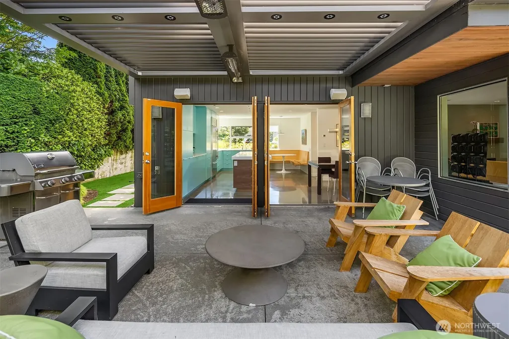 8052 Ridge Drive NE Seattle WA 98115