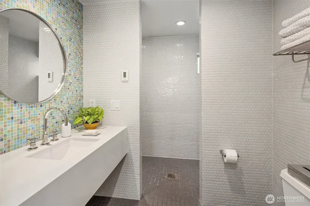 8052 Ridge Drive NE Seattle WA 98115