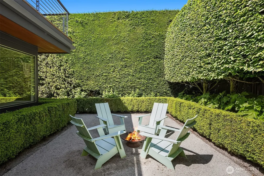 8052 Ridge Drive NE Seattle WA 98115