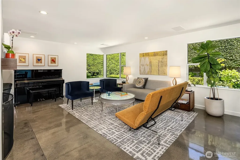 8052 Ridge Drive NE Seattle WA 98115