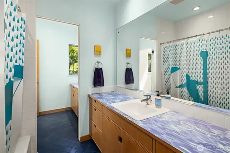 8052 Ridge Drive NE Seattle WA 98115