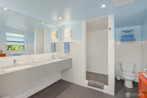 8052 Ridge Drive NE Seattle WA 98115