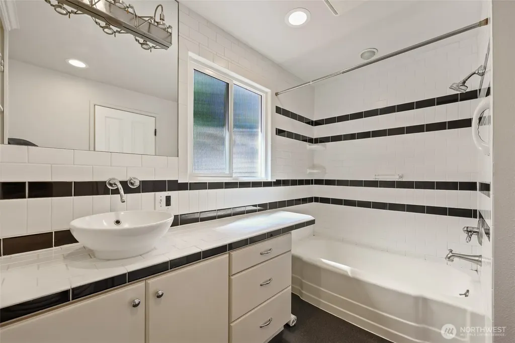 10004 Lake Steilacoom Drive SW Lakewood WA 98498
