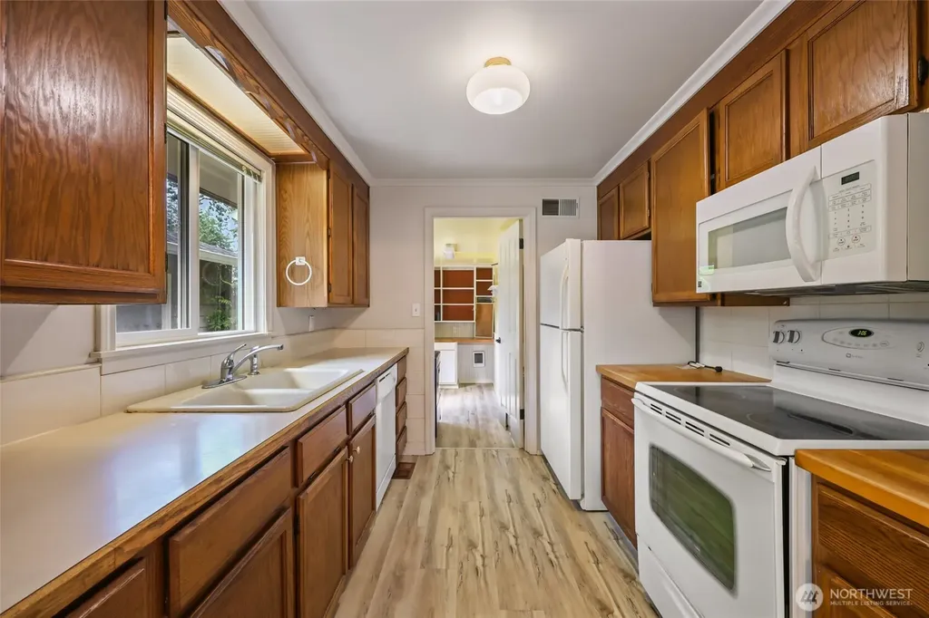 10004 Lake Steilacoom Drive SW Lakewood WA 98498