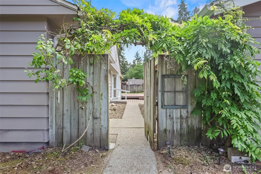 10004 Lake Steilacoom Drive SW Lakewood WA 98498