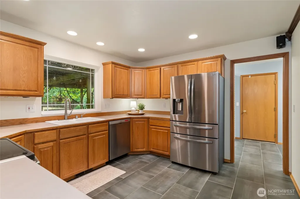 731 E Lakeshore Drive Allyn WA 98524