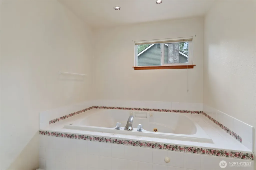 731 E Lakeshore Drive Allyn WA 98524