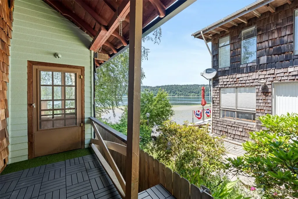 28243 Manzanita Beach Road SW Vashon WA 98070