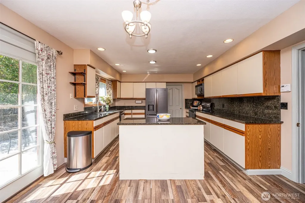 36721 6th Avenue SW Federal Way WA 98023