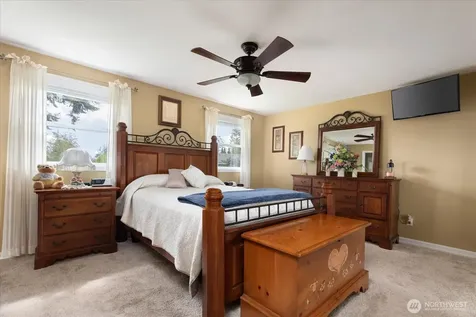 1596 Links Way Oak Harbor WA 98277