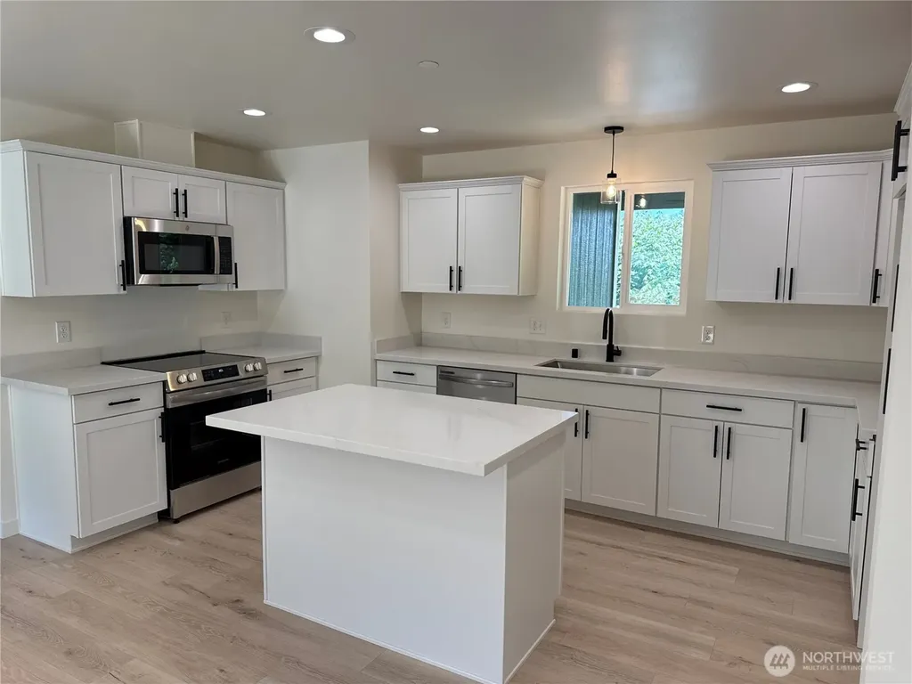 7828 E Jessica Way Port Orchard WA 98366