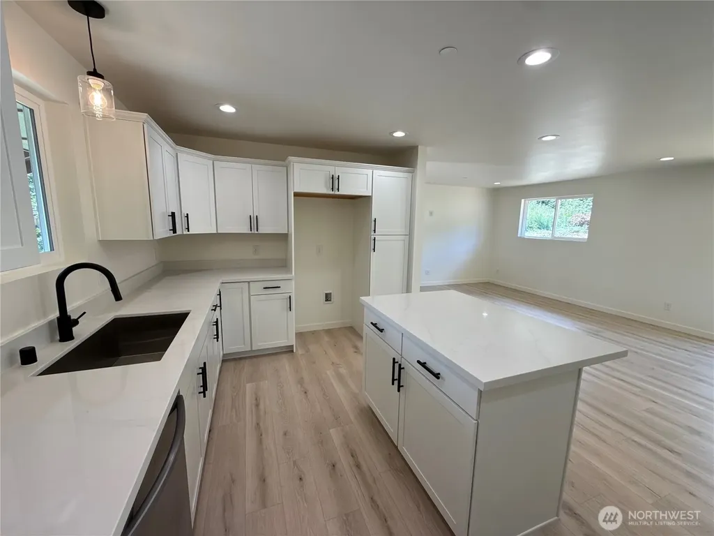 7828 E Jessica Way Port Orchard WA 98366