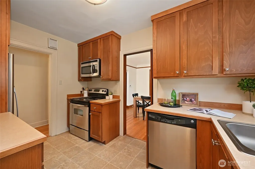 2562 6th Avenue W Seattle WA 98119