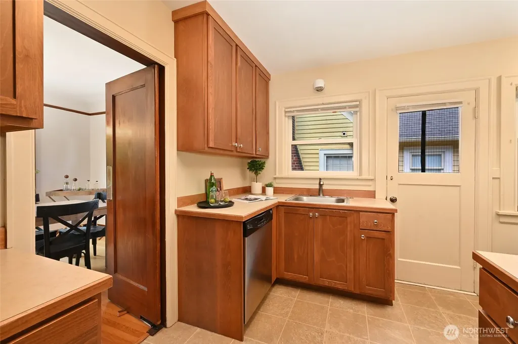 2562 6th Avenue W Seattle WA 98119