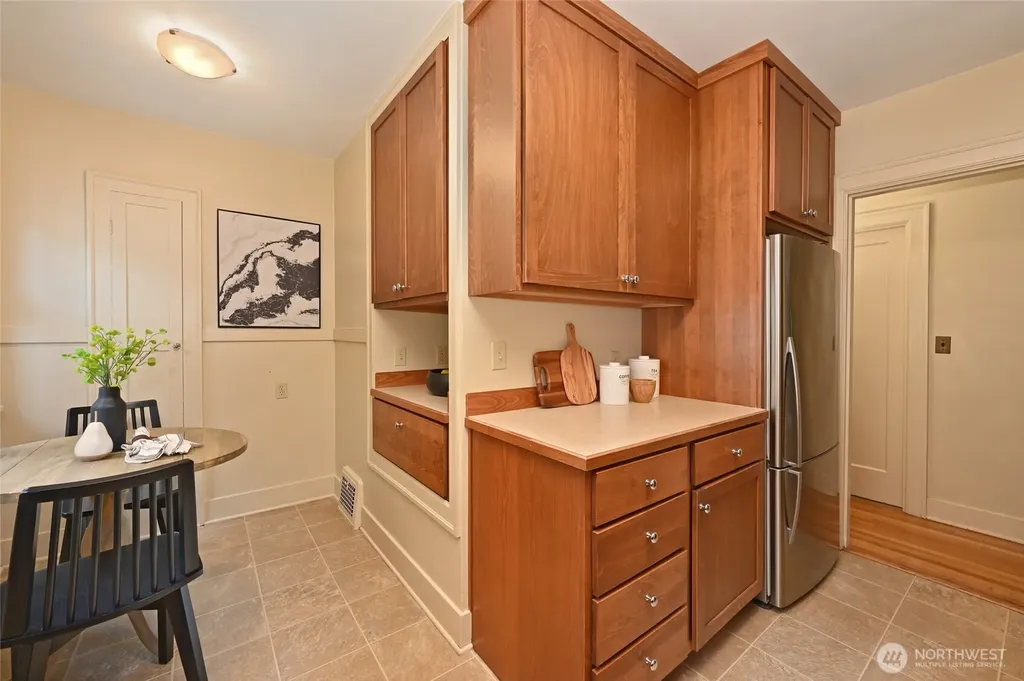 2562 6th Avenue W Seattle WA 98119