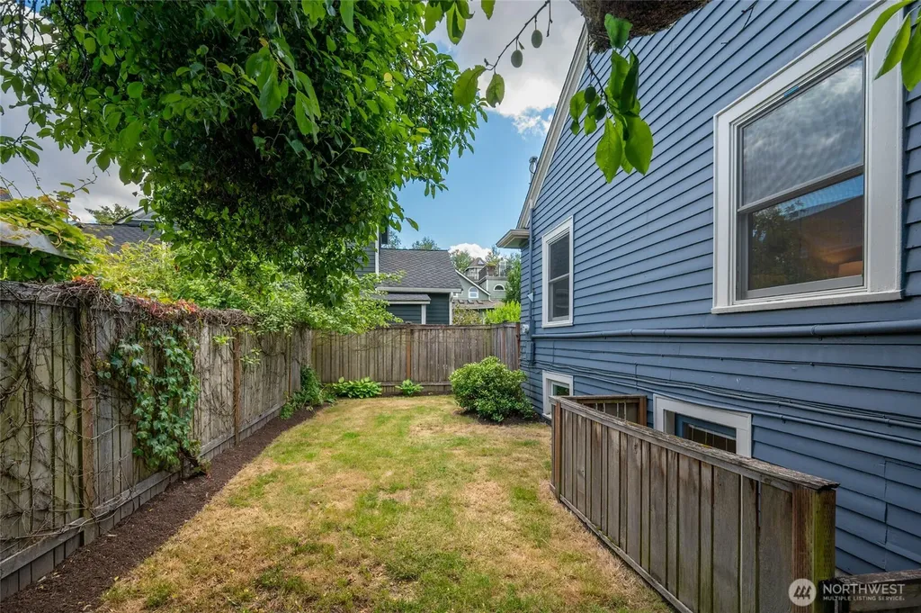 2562 6th Avenue W Seattle WA 98119