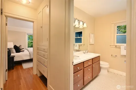 2562 6th Avenue W Seattle WA 98119