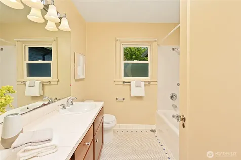 2562 6th Avenue W Seattle WA 98119