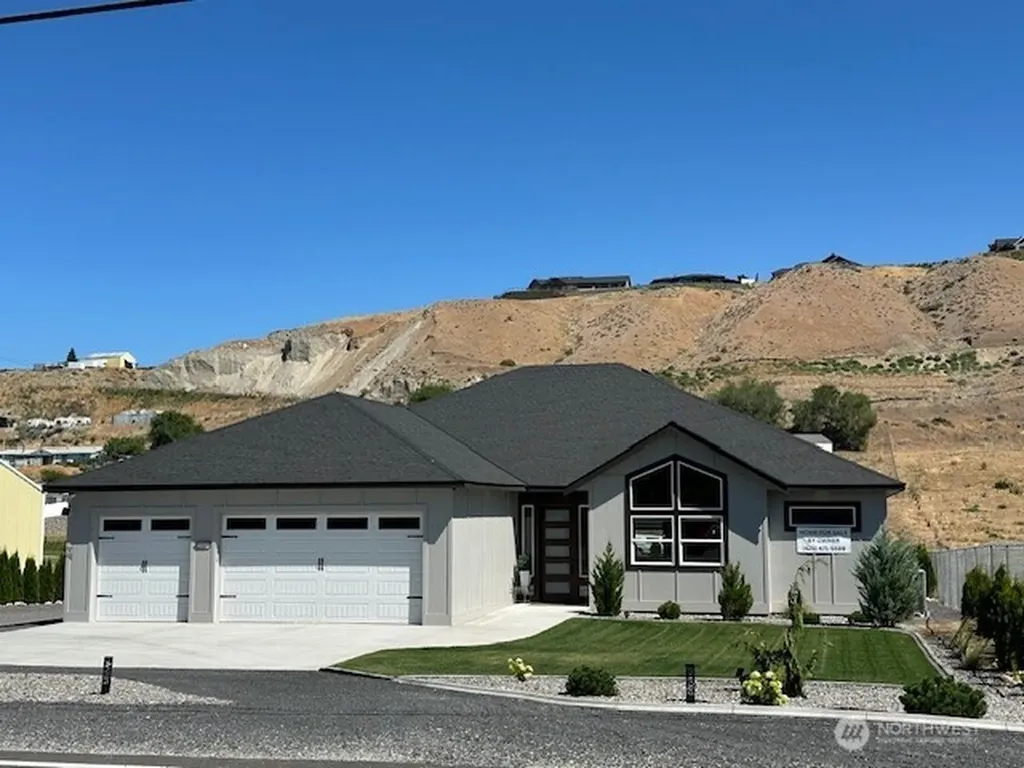 949 N Newport Loop East Wenatchee WA 98802