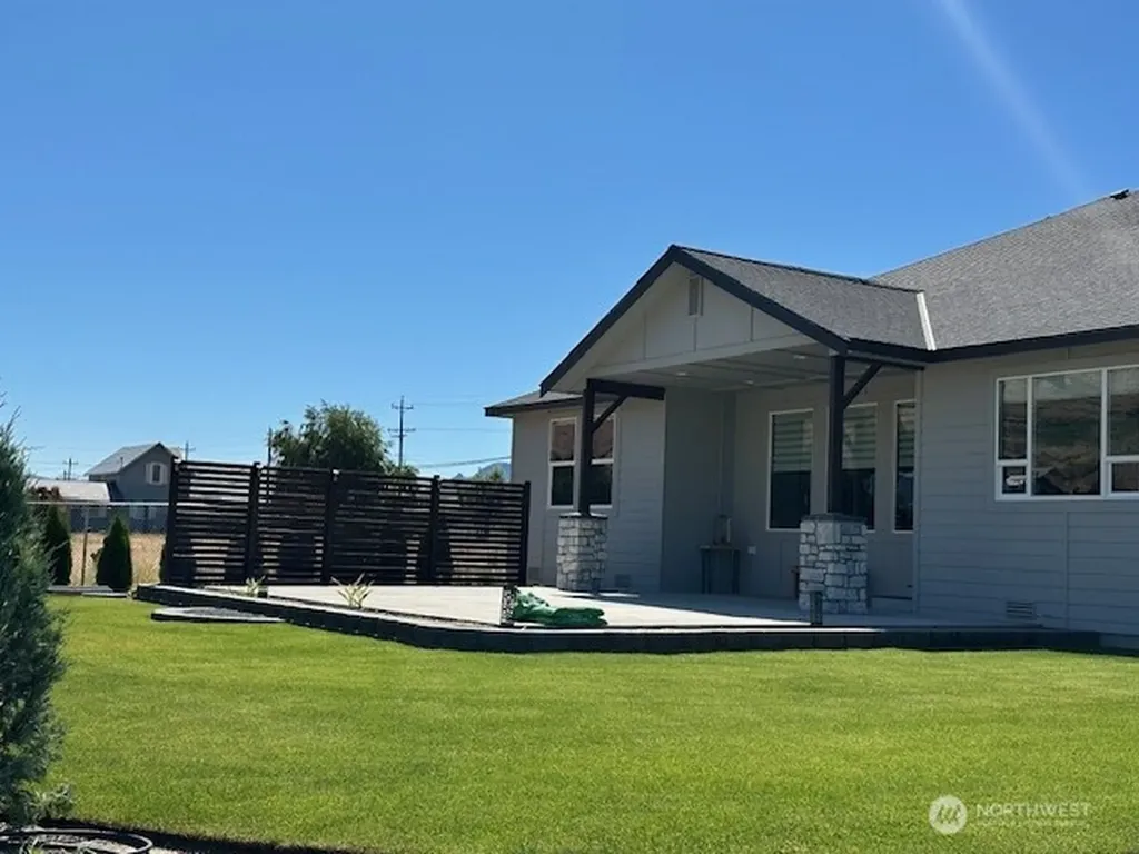 949 N Newport Loop East Wenatchee WA 98802