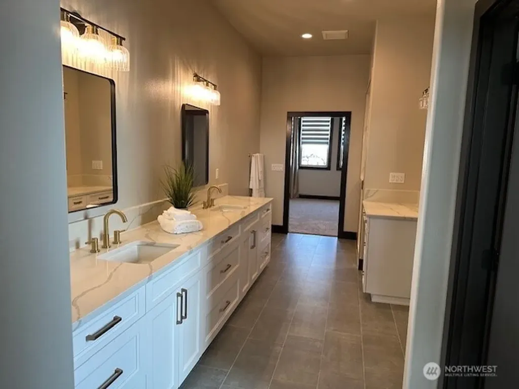 949 N Newport Loop East Wenatchee WA 98802