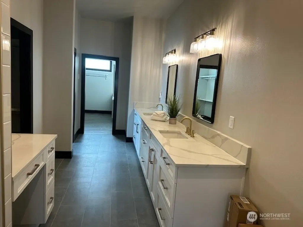 949 N Newport Loop East Wenatchee WA 98802