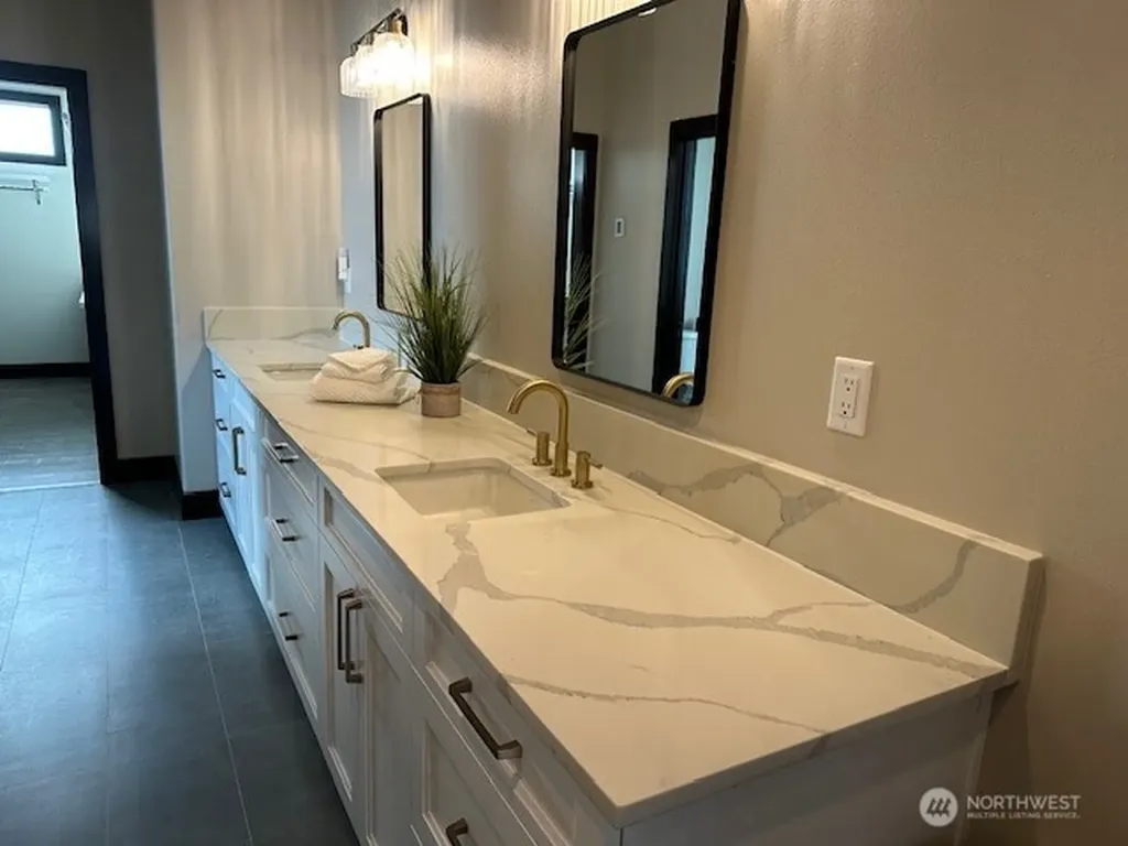 949 N Newport Loop East Wenatchee WA 98802