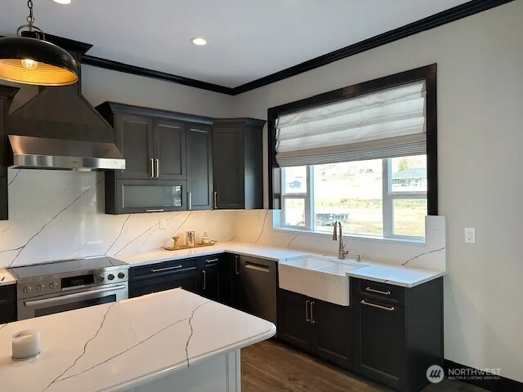 949 N Newport Loop East Wenatchee WA 98802