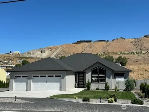 949 N Newport Loop East Wenatchee WA 98802