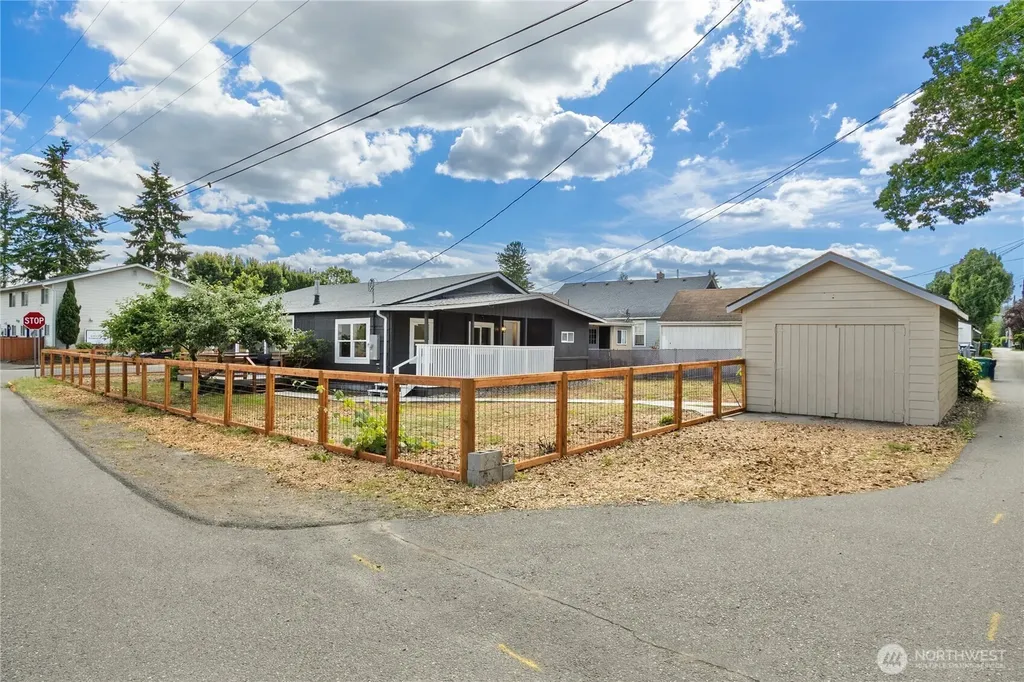421 4th Street NE Auburn WA 98002
