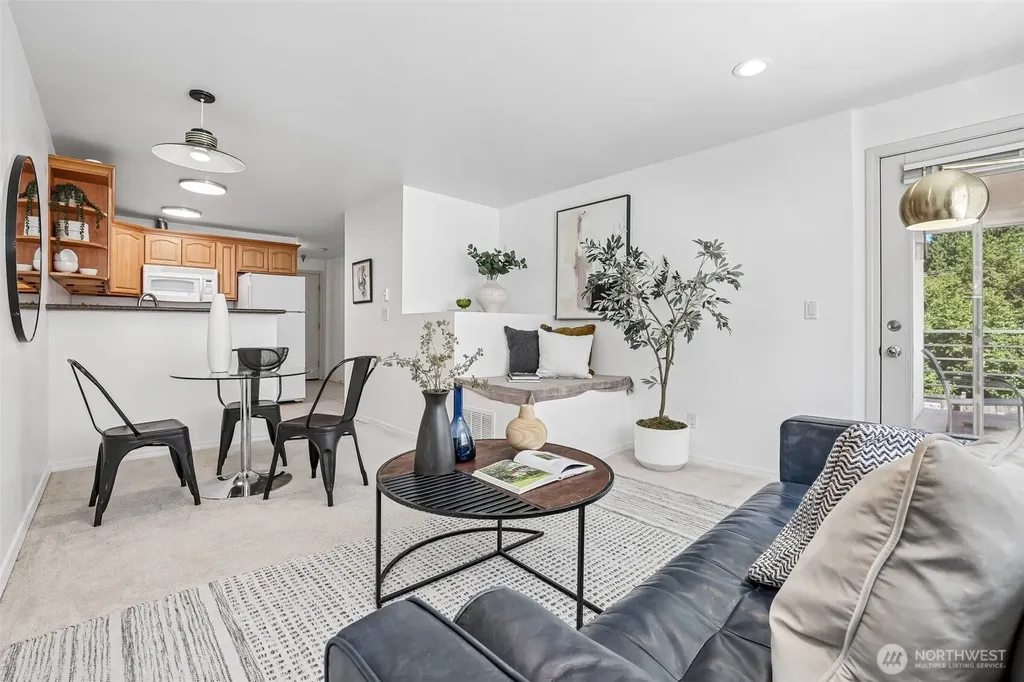 5624 Roosevelt Way NE Seattle WA 98105
