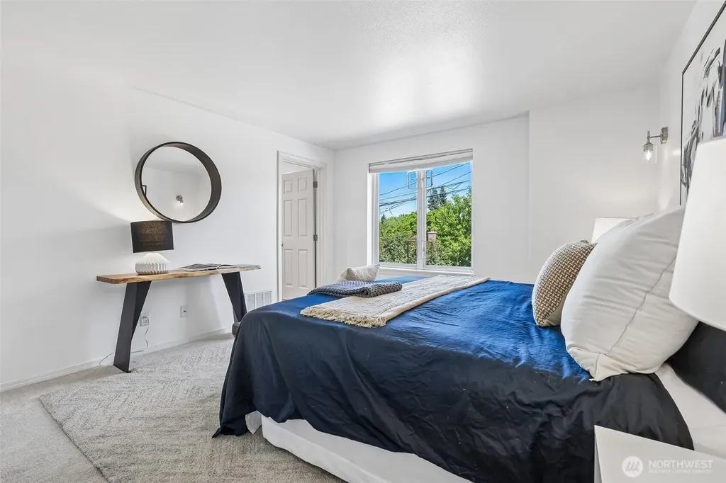 5624 Roosevelt Way NE Seattle WA 98105