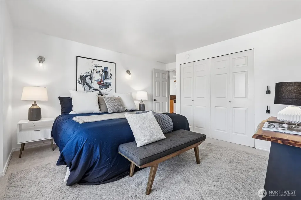 5624 Roosevelt Way NE Seattle WA 98105