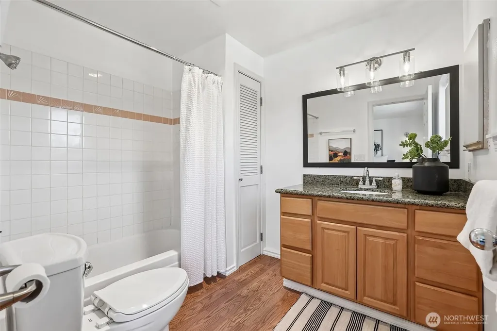 5624 Roosevelt Way NE Seattle WA 98105