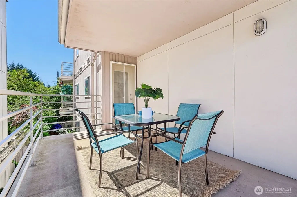 5624 Roosevelt Way NE Seattle WA 98105