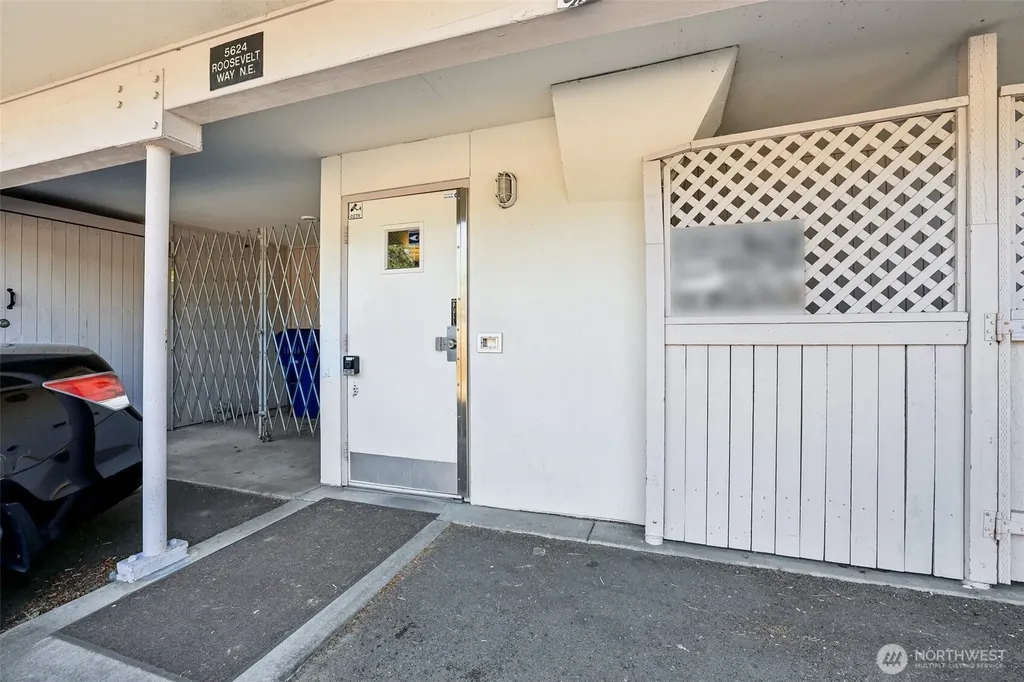 5624 Roosevelt Way NE Seattle WA 98105