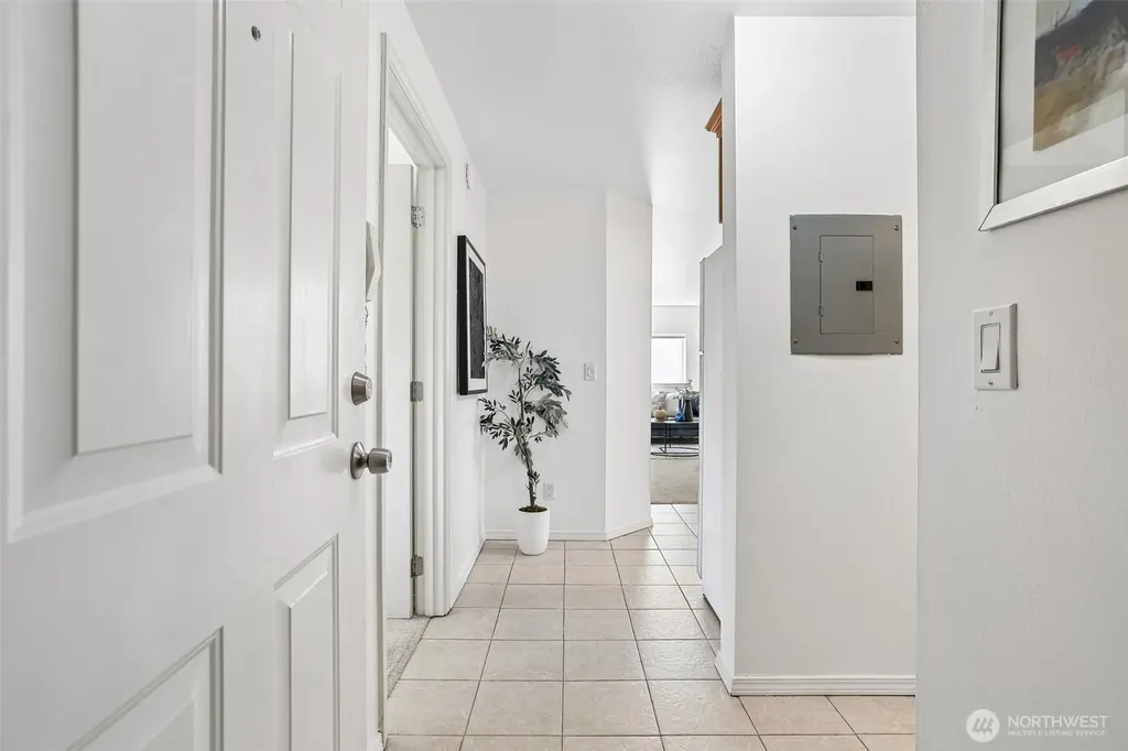 5624 Roosevelt Way NE Seattle WA 98105