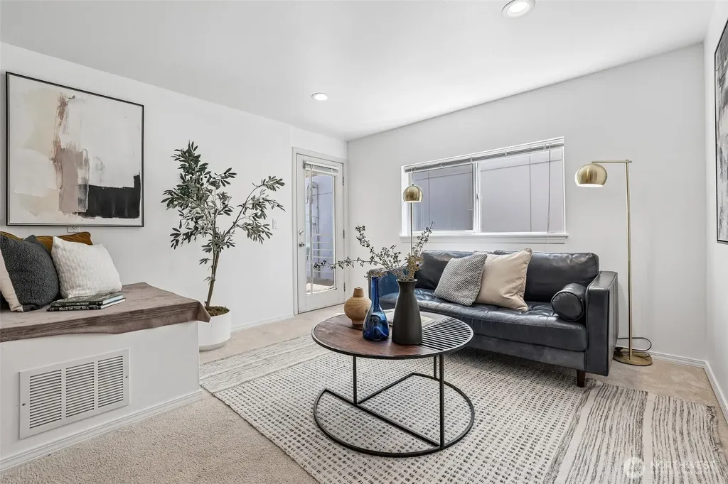 5624 Roosevelt Way NE Seattle WA 98105