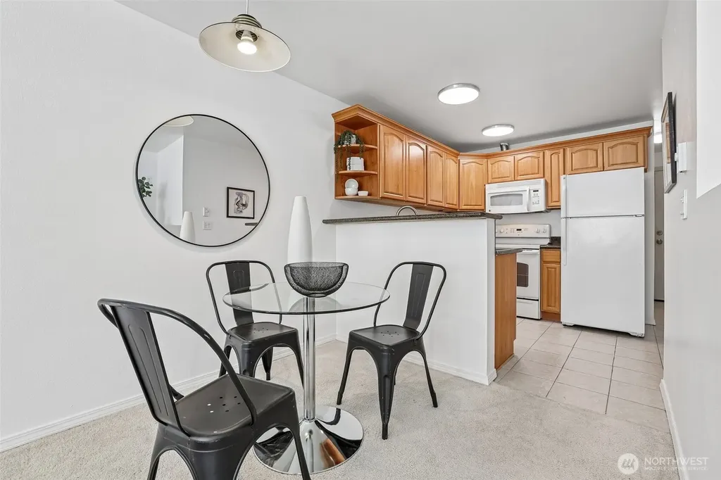5624 Roosevelt Way NE Seattle WA 98105