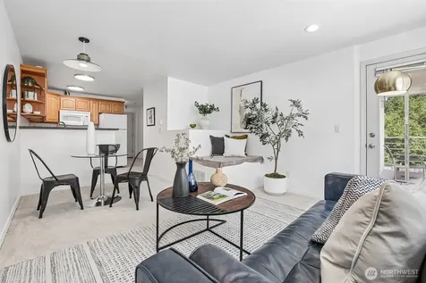 5624 Roosevelt Way NE Seattle WA 98105