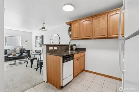 5624 Roosevelt Way NE Seattle WA 98105