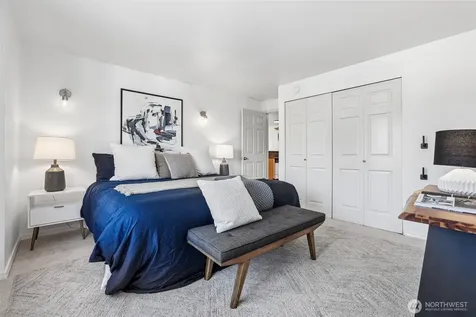 5624 Roosevelt Way NE Seattle WA 98105